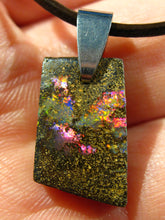 Laden Sie das Bild in den Galerie-Viewer, GEM Boulder Matrix Opal Anhänger aus Koroit Traumhaftes Muster und Feuer