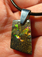 Laden Sie das Bild in den Galerie-Viewer, GEM Boulder Matrix Opal Anhänger aus Koroit Traumhaftes Muster und Feuer
