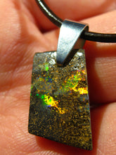 Laden Sie das Bild in den Galerie-Viewer, GEM Boulder Matrix Opal Anhänger aus Koroit Traumhaftes Muster und Feuer