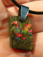 Laden Sie das Bild in den Galerie-Viewer, GEM Boulder Matrix Opal Anhänger aus Koroit Traumhaftes Muster und Feuer