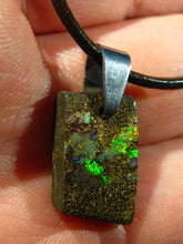 Laden Sie das Bild in den Galerie-Viewer, GEM Boulder Matrix Opal Anhänger aus Koroit Traumhaftes Muster und Feuer