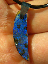 Laden Sie das Bild in den Galerie-Viewer, GEM Boulder Matrix Opal Anhänger aus Koroit Traumhaftes Muster und Feuer