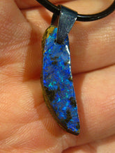 Laden Sie das Bild in den Galerie-Viewer, GEM Boulder Matrix Opal Anhänger aus Koroit Traumhaftes Muster und Feuer