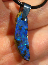 Laden Sie das Bild in den Galerie-Viewer, GEM Boulder Matrix Opal Anhänger aus Koroit Traumhaftes Muster und Feuer