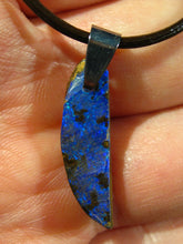 Laden Sie das Bild in den Galerie-Viewer, GEM Boulder Matrix Opal Anhänger aus Koroit Traumhaftes Muster und Feuer