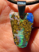 Laden Sie das Bild in den Galerie-Viewer, GEM Boulder Matrix Opal Anhänger aus Koroit Traumhaftes Muster und Feuer