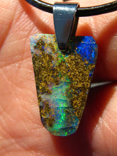 Laden Sie das Bild in den Galerie-Viewer, GEM Boulder Matrix Opal Anhänger aus Koroit Traumhaftes Muster und Feuer