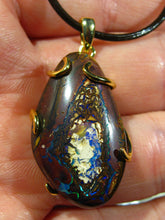 Laden Sie das Bild in den Galerie-Viewer, GEM NUSS Boulder Opal Anhänger mit 925 Silber Fassung Vergoldet