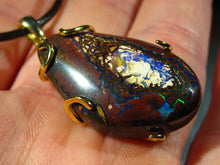 Laden Sie das Bild in den Galerie-Viewer, GEM NUSS Boulder Opal Anhänger mit 925 Silber Fassung Vergoldet