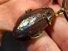 Laden Sie das Bild in den Galerie-Viewer, GEM NUSS Boulder Opal Anhänger mit 925 Silber Fassung Vergoldet
