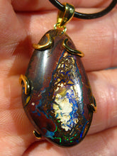 Laden Sie das Bild in den Galerie-Viewer, GEM NUSS Boulder Opal Anhänger mit 925 Silber Fassung Vergoldet