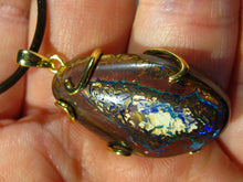 Laden Sie das Bild in den Galerie-Viewer, GEM NUSS Boulder Opal Anhänger mit 925 Silber Fassung Vergoldet
