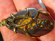 Laden Sie das Bild in den Galerie-Viewer, GEM NUSS Boulder Opal Anhänger mit 925 Silber Fassung Vergoldet