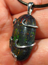 Laden Sie das Bild in den Galerie-Viewer, GEM BLACK Boulder Opal Anhänger mit 925 Silber Fassung