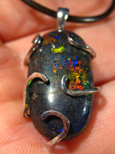 Laden Sie das Bild in den Galerie-Viewer, GEM BLACK Boulder Opal Anhänger mit 925 Silber Fassung