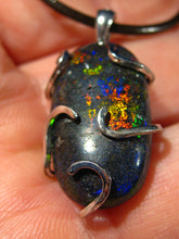 Laden Sie das Bild in den Galerie-Viewer, GEM BLACK Boulder Opal Anhänger mit 925 Silber Fassung
