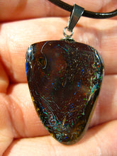 Laden Sie das Bild in den Galerie-Viewer, GEM Boulder Matrix Opal Anhänger aus Koroit Traumhaftes Muster und Feuer