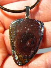 Laden Sie das Bild in den Galerie-Viewer, GEM Boulder Matrix Opal Anhänger aus Koroit Traumhaftes Muster und Feuer