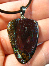 Laden Sie das Bild in den Galerie-Viewer, GEM Boulder Matrix Opal Anhänger aus Koroit Traumhaftes Muster und Feuer