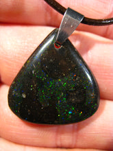 Laden Sie das Bild in den Galerie-Viewer, GEM Rarr Selten Exklusiv Black Boulder Opal Anhänger aus Honduras Traumhaftes Feuer