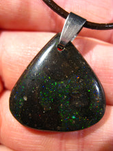 Laden Sie das Bild in den Galerie-Viewer, GEM Rarr Selten Exklusiv Black Boulder Opal Anhänger aus Honduras Traumhaftes Feuer