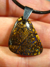 Laden Sie das Bild in den Galerie-Viewer, GEM Boulder Matrix Opal Anhänger aus Koroit Traumhaftes Muster und Feuer