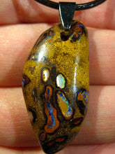 Laden Sie das Bild in den Galerie-Viewer, GEM Boulder Matrix Opal Anhänger aus Koroit Traumhaftes Muster und Feuer