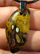 Laden Sie das Bild in den Galerie-Viewer, GEM Boulder Matrix Opal Anhänger aus Koroit Traumhaftes Muster und Feuer