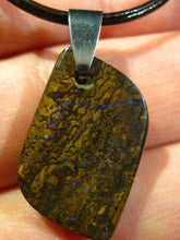 Laden Sie das Bild in den Galerie-Viewer, GEM Boulder Matrix Opal Anhänger aus Koroit Traumhaftes Muster und Feuer