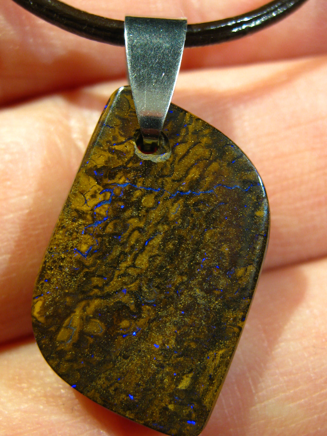 GEM Boulder Matrix Opal Anhänger aus Koroit Traumhaftes Muster und Feuer