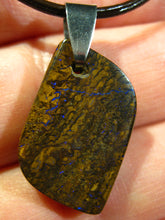 Laden Sie das Bild in den Galerie-Viewer, GEM Boulder Matrix Opal Anhänger aus Koroit Traumhaftes Muster und Feuer