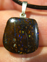 Laden Sie das Bild in den Galerie-Viewer, GEM Boulder Matrix Opal Anhänger aus Koroit Traumhaftes Muster und Feuer