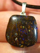 Laden Sie das Bild in den Galerie-Viewer, GEM Boulder Matrix Opal Anhänger aus Koroit Traumhaftes Muster und Feuer