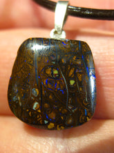 Laden Sie das Bild in den Galerie-Viewer, GEM Boulder Matrix Opal Anhänger aus Koroit Traumhaftes Muster und Feuer
