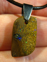 Laden Sie das Bild in den Galerie-Viewer, GEM Boulder Matrix Opal Anhänger aus Koroit Traumhaftes Muster und Feuer