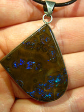 Laden Sie das Bild in den Galerie-Viewer, Boulder Opal Anhänger mit 925 Silberfassung