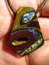 Laden Sie das Bild in den Galerie-Viewer, GEM Boulder Matrix Yowah NUSS Nut Opal Anhänger Traumhaftes Muster und Feuer