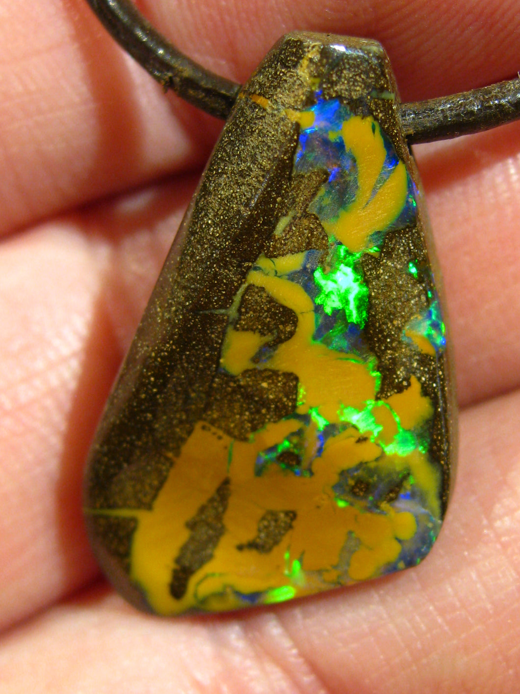 GEM Boulder Matrix Yowah NUSS Nut Opal Anhänger Traumhaftes Muster und Feuer