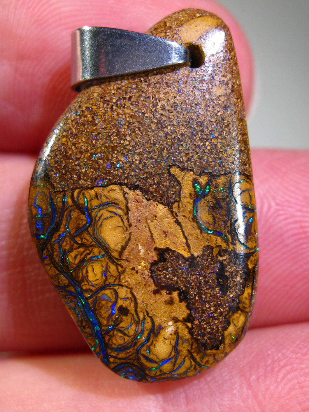 GEM Boulder Matrix Opal Anhänger aus Koroit Traumhaftes Muster und Feuer