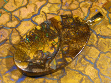 Laden Sie das Bild in den Galerie-Viewer, 23 cts GEM Boulder Opal mit 333 Gold Öse - Repps-Opal