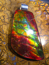 Laden Sie das Bild in den Galerie-Viewer, GEM stone Ammolite Ammolith Stein Anhänger - Repps-Opal