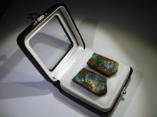 Laden Sie das Bild in den Galerie-Viewer, GEM Boulder Opale Partnersteine (Hochzeit) Anhänger mit Vorschau Video B1 - Repps-Opal