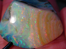 Laden Sie das Bild in den Galerie-Viewer, 56 cts GEM Boulder Nuss Opal Herzform Anhänger aus Koroit VORSCHAU Video Traumhaftes Muster und Feuer MULTICOLOR - Repps-Opal