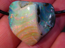 Laden Sie das Bild in den Galerie-Viewer, 56 cts GEM Boulder Nuss Opal Herzform Anhänger aus Koroit VORSCHAU Video Traumhaftes Muster und Feuer MULTICOLOR - Repps-Opal
